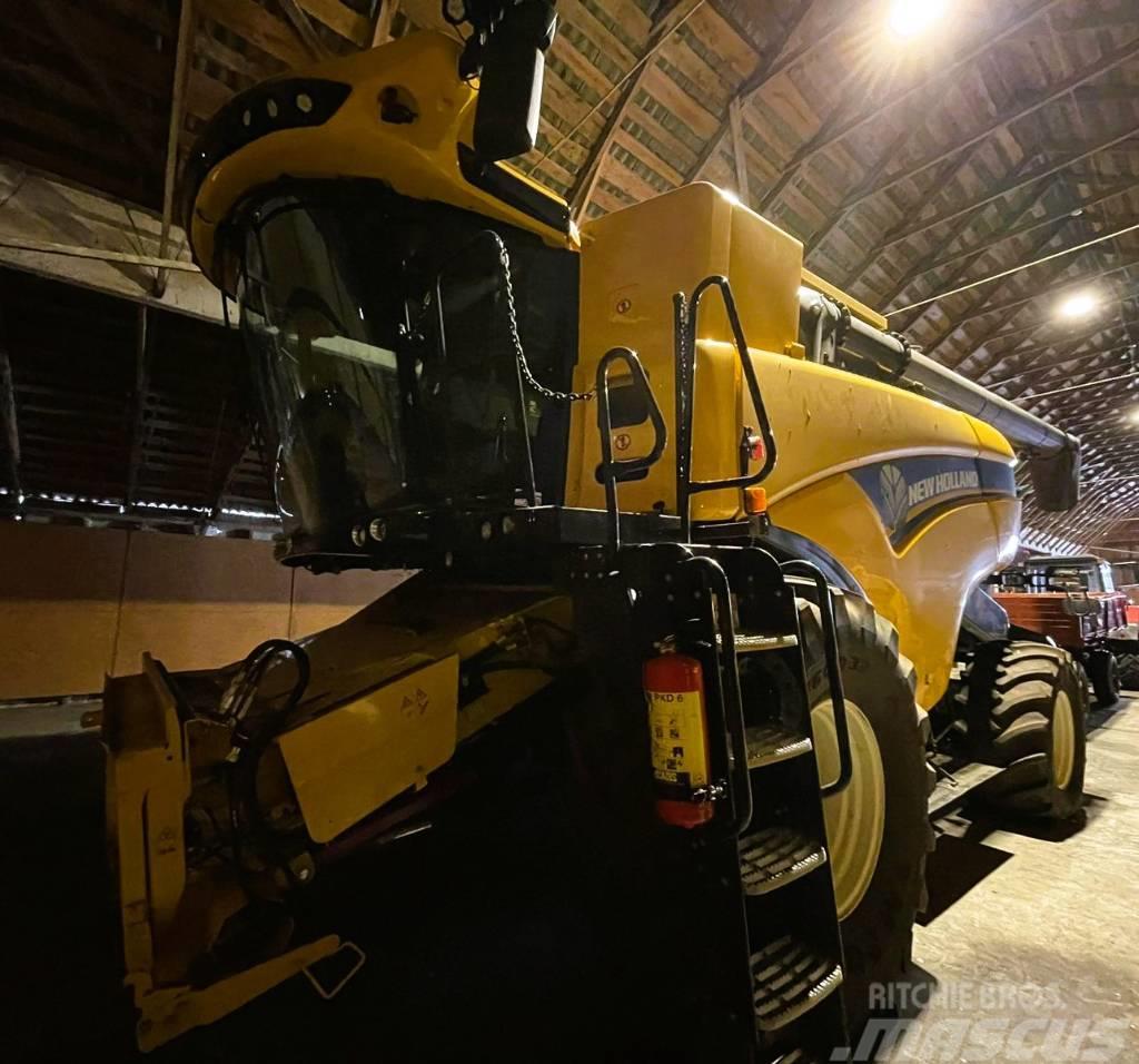 New Holland CX 8.90 Combine harvesters