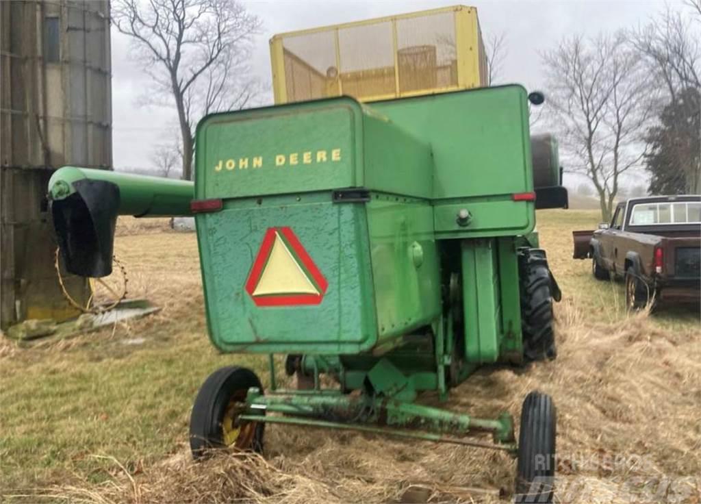 John Deere 3300 Combine harvesters