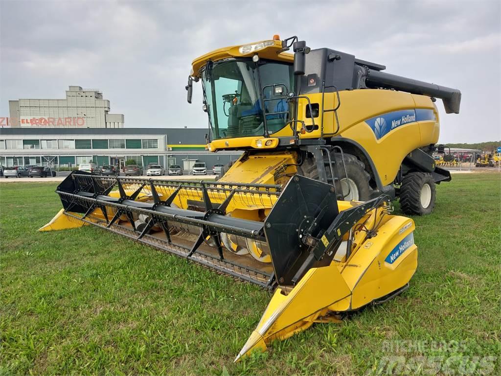 New Holland MIETITREBBIA CX 8050 Combine harvesters