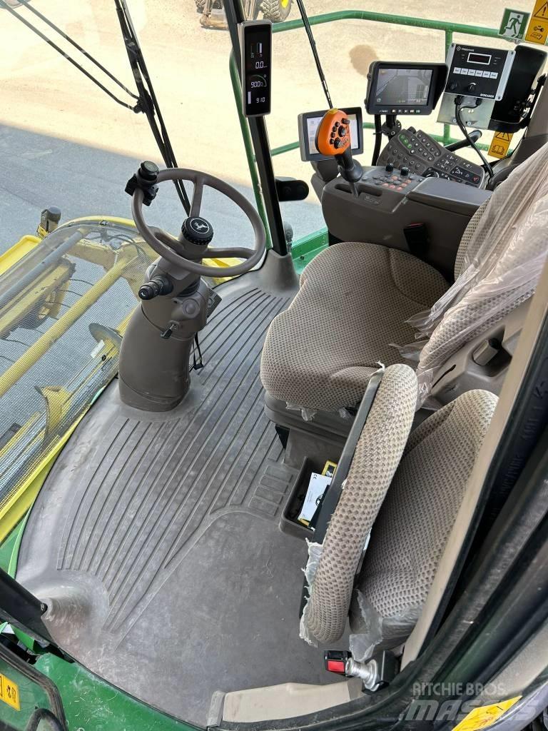 John Deere 8300i Self-propelled foragers