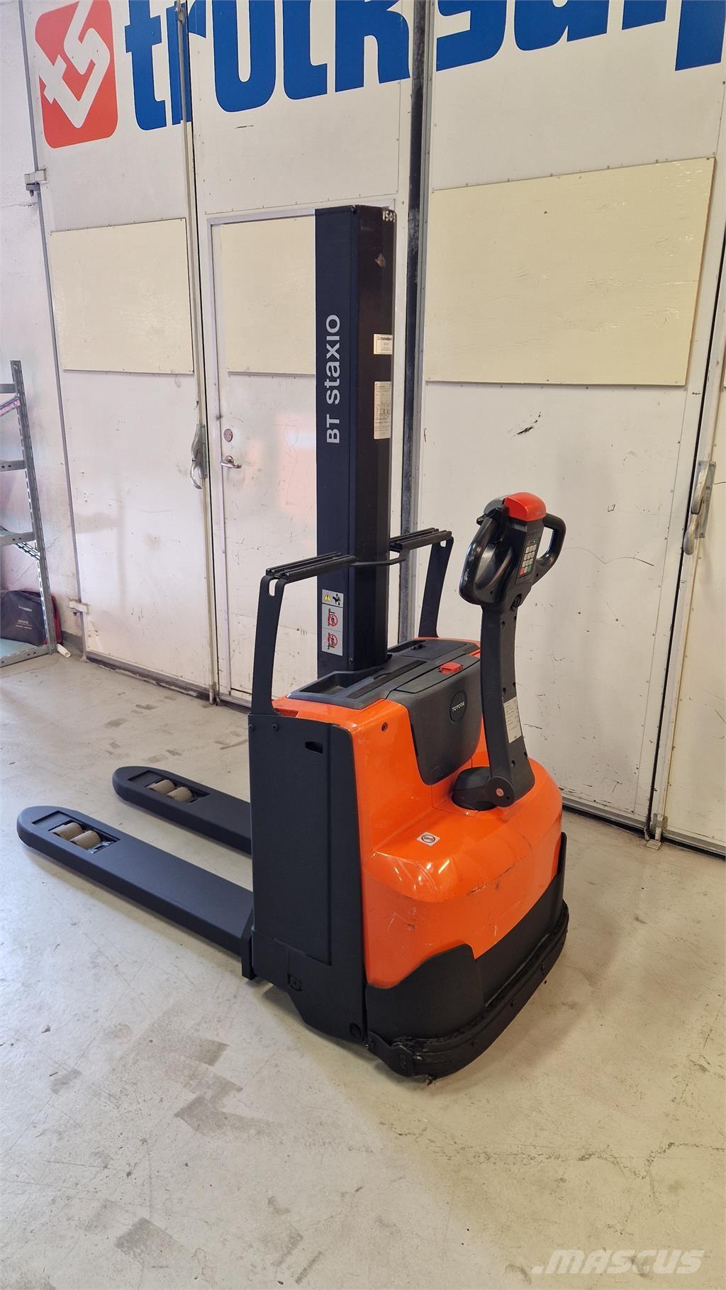 Toyota SWE080L Self propelled stackers