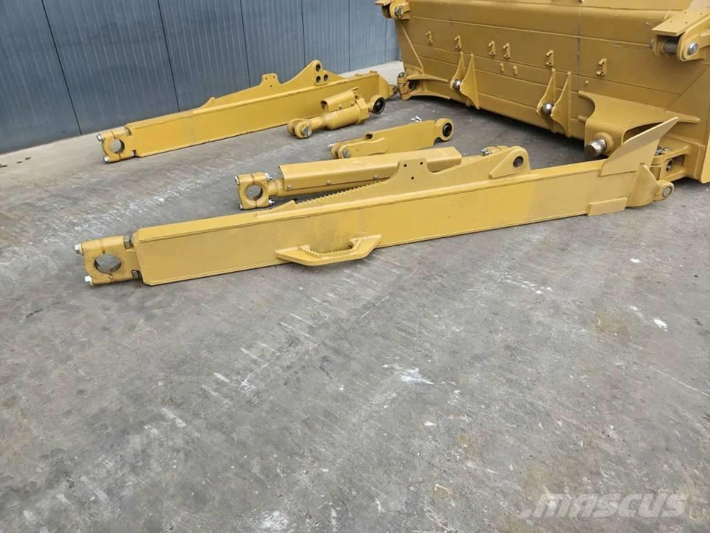 CAT D8T Blades