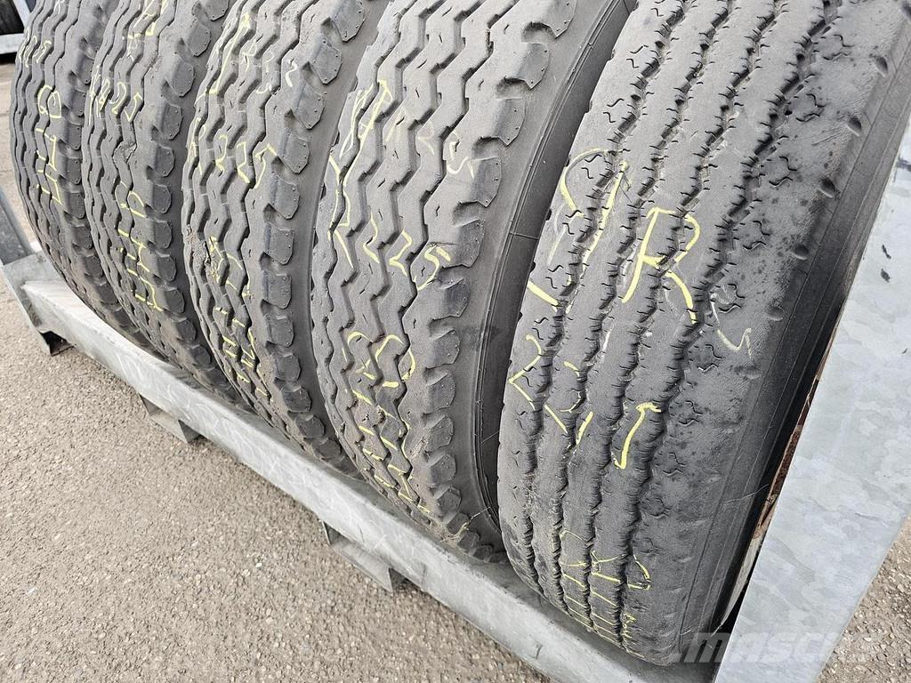 Uniroyal 9 R 22.5 Skeletal semi-trailers