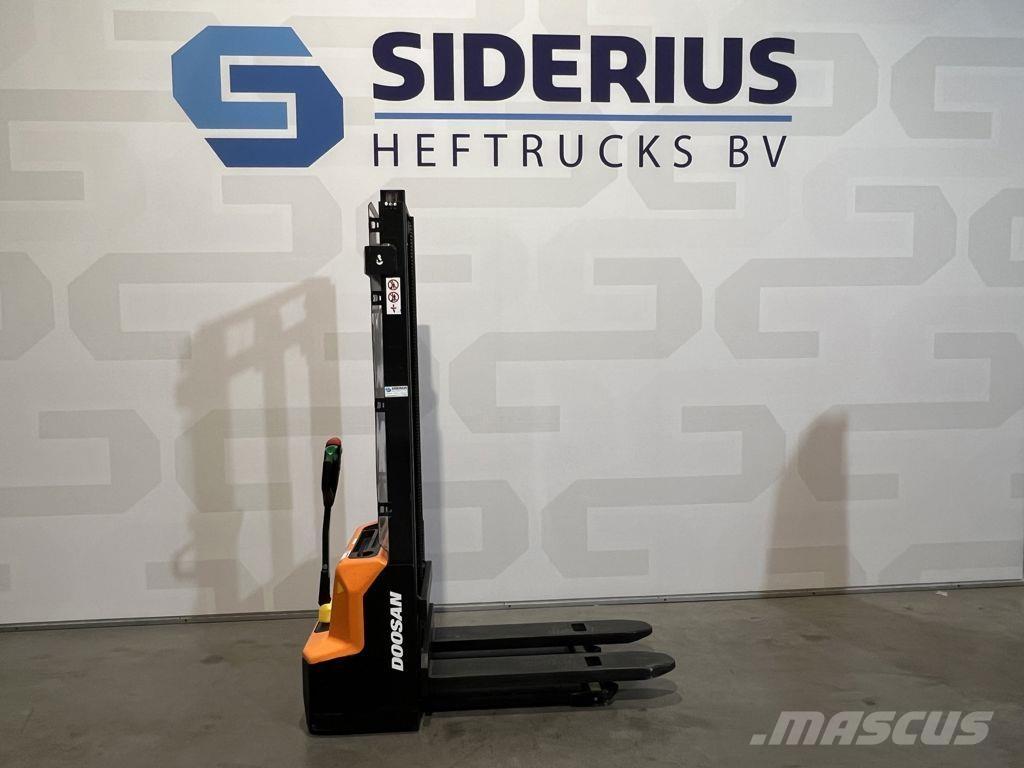Doosan LSM12N Pedestrian stacker