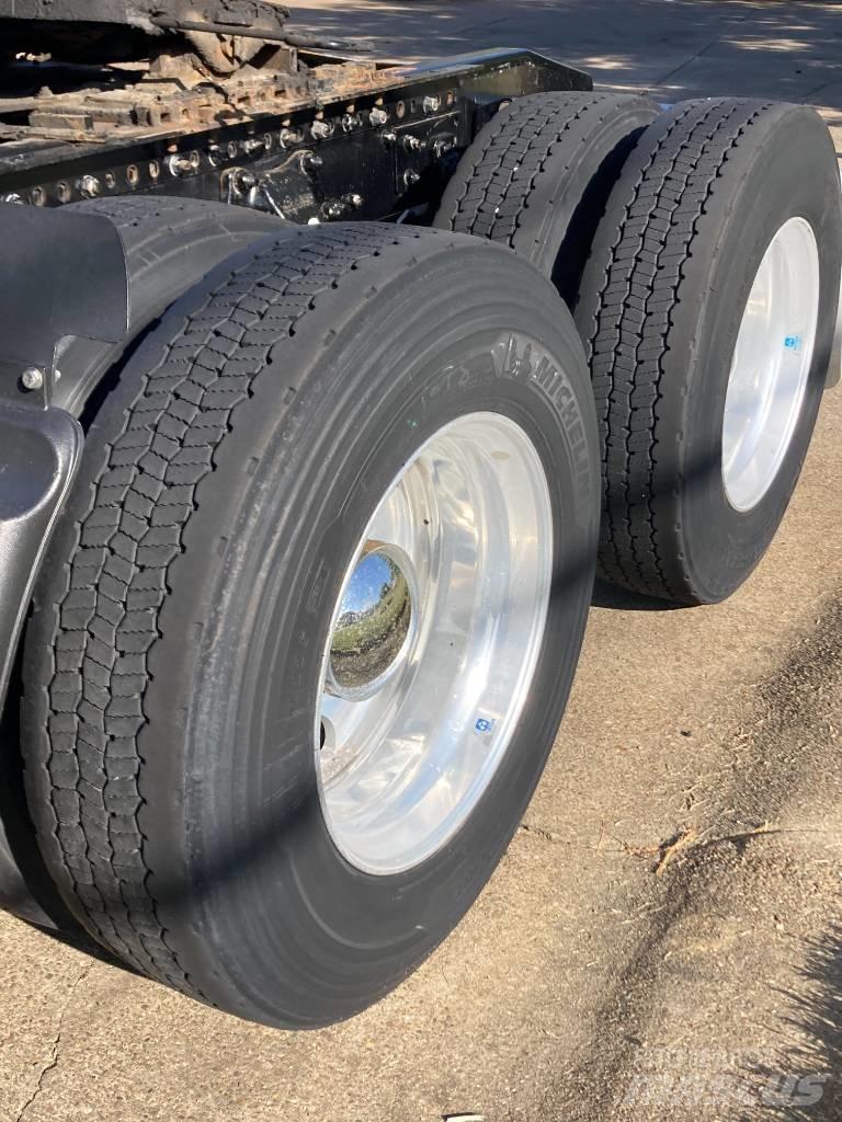 Western Star 5700 XE Truck Tractor Units