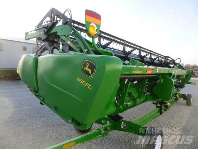 John Deere 630 F Combine harvester heads