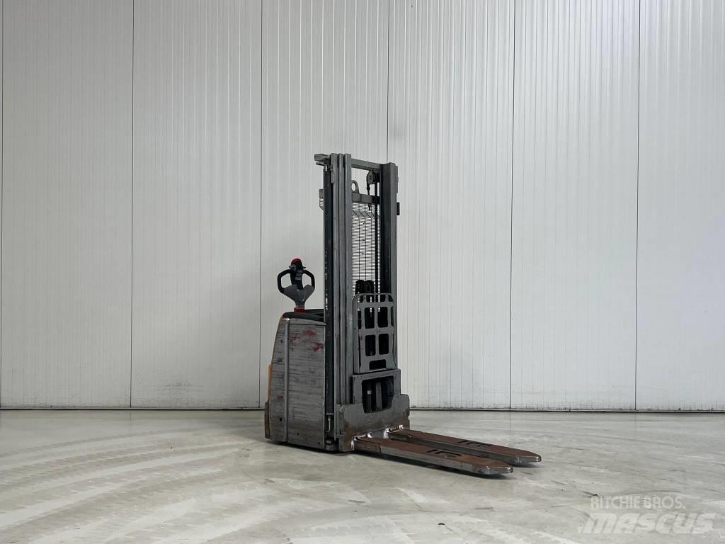 Still EXV16 Pedestrian stacker