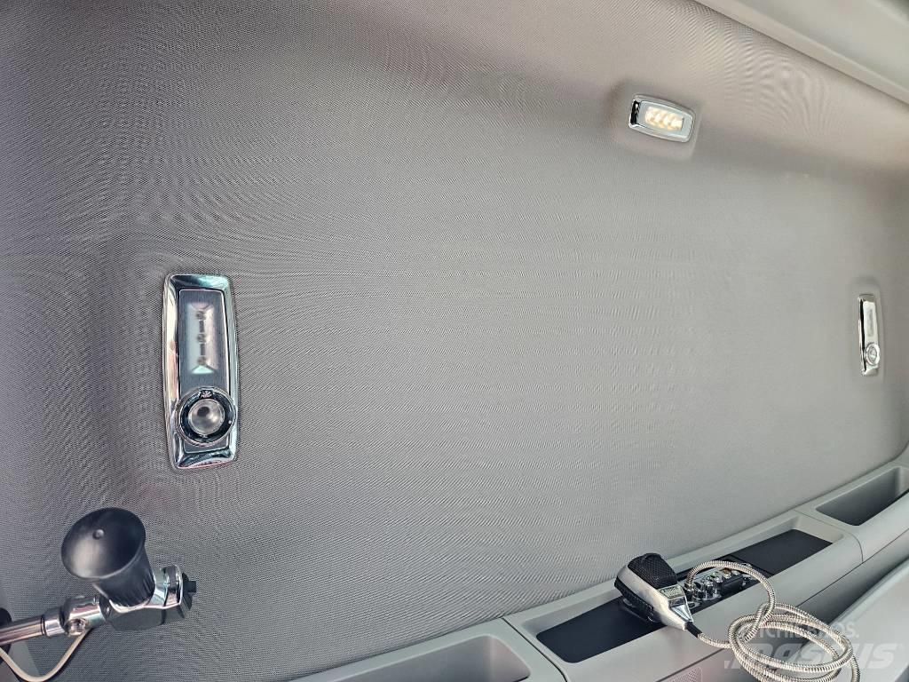 Kenworth W 990 Truck Tractor Units