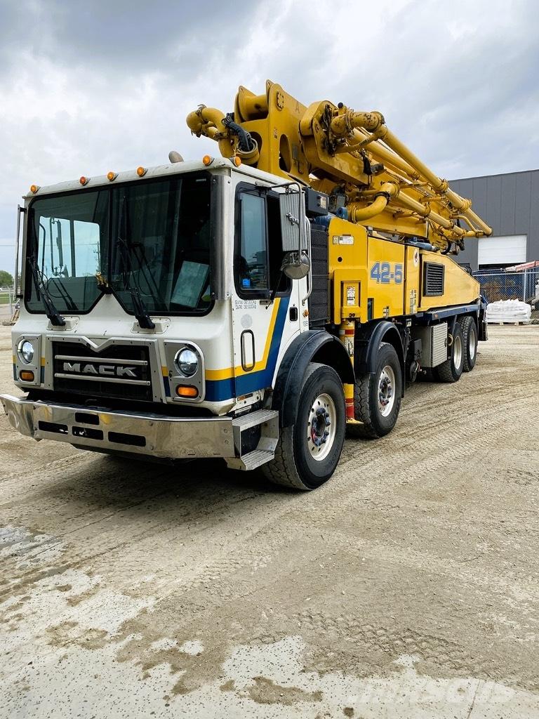 Putzmeister (#196) 42M Concrete pumps