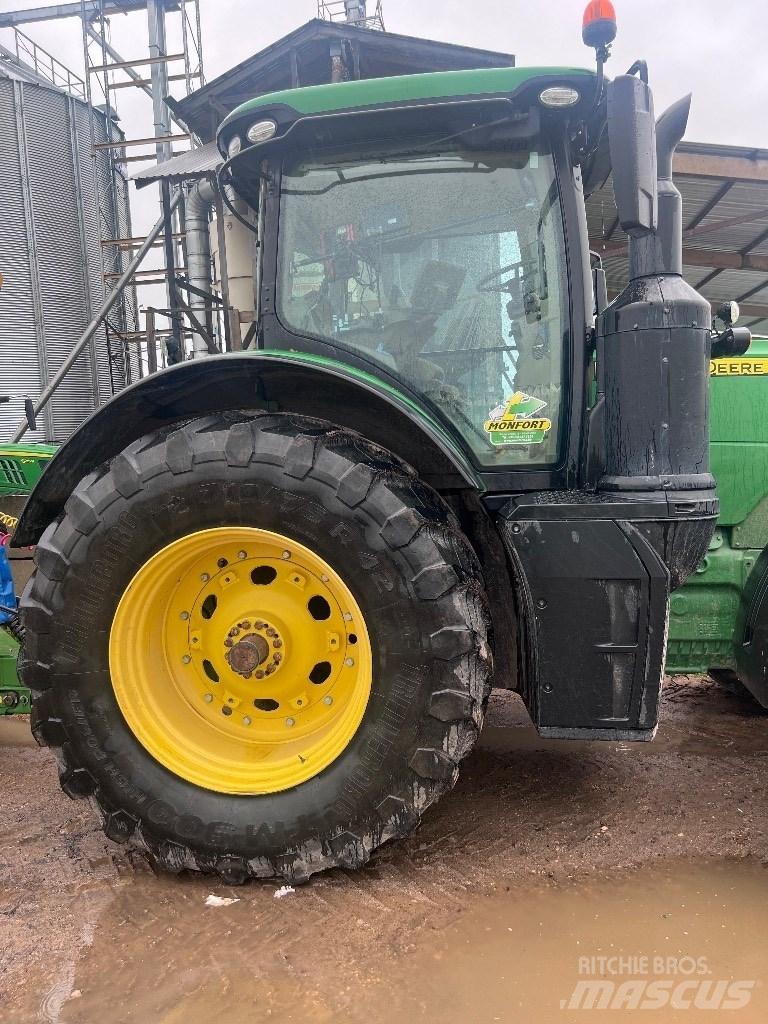 John Deere 8320 R Tractors