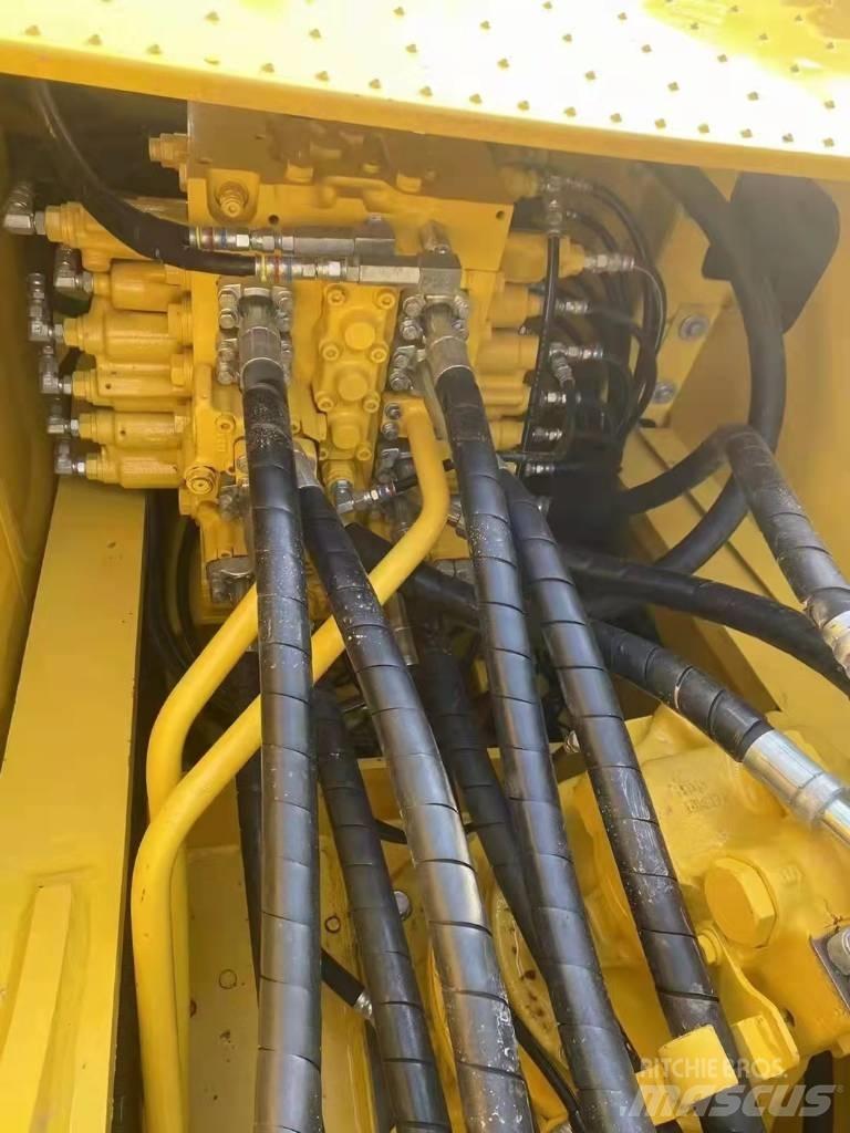 Komatsu PC 220-8 Crawler excavators