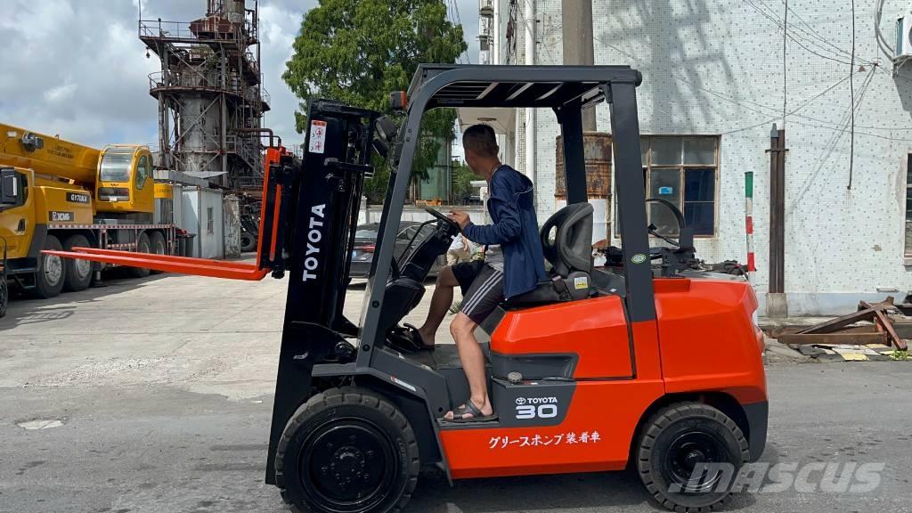 Toyota FD 30 Diesel trucks