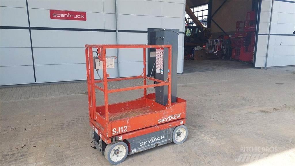 SkyJack SJ12 Vertical mast lifts