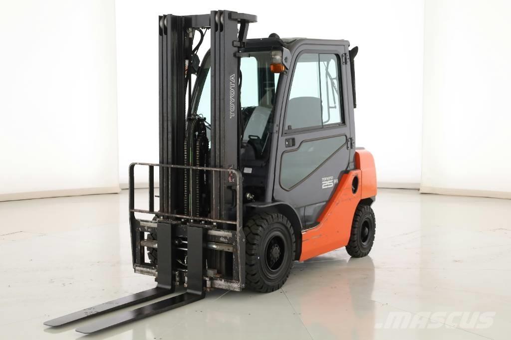 Toyota 02-8 FDF 25 Diesel trucks
