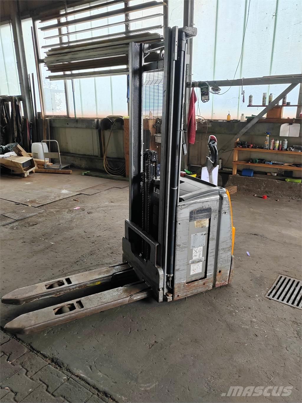 Still EXV14 Pedestrian stacker