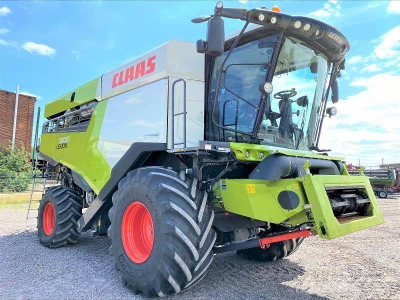 CLAAS LEXION 7400 Combine harvesters