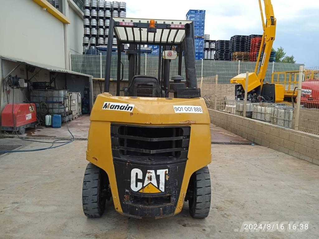 CAT DP 40 Diesel trucks