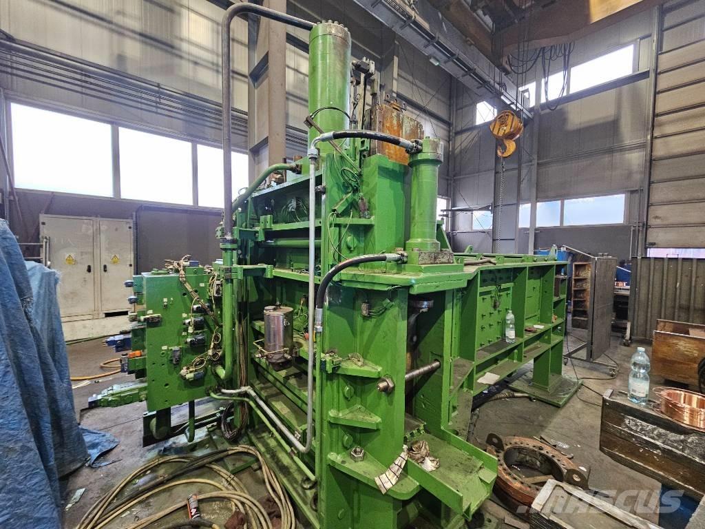  Henschel 30 x 30 Industrial balers