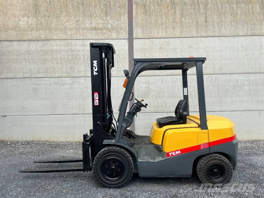 TCM FD30T3 Diesel trucks