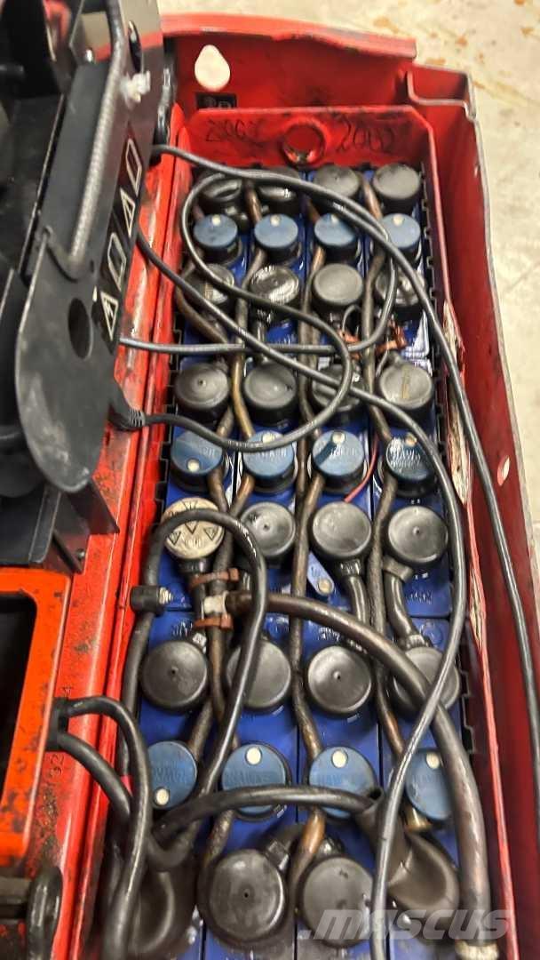 Linde T16 Pedestrian stacker