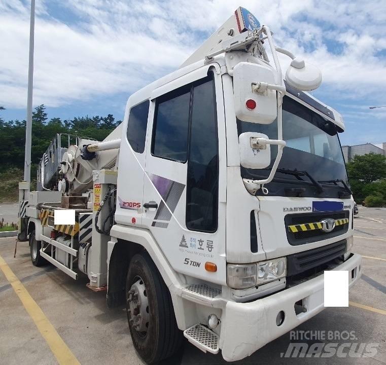 Horyong SKY450 Truck mounted aerial platforms
