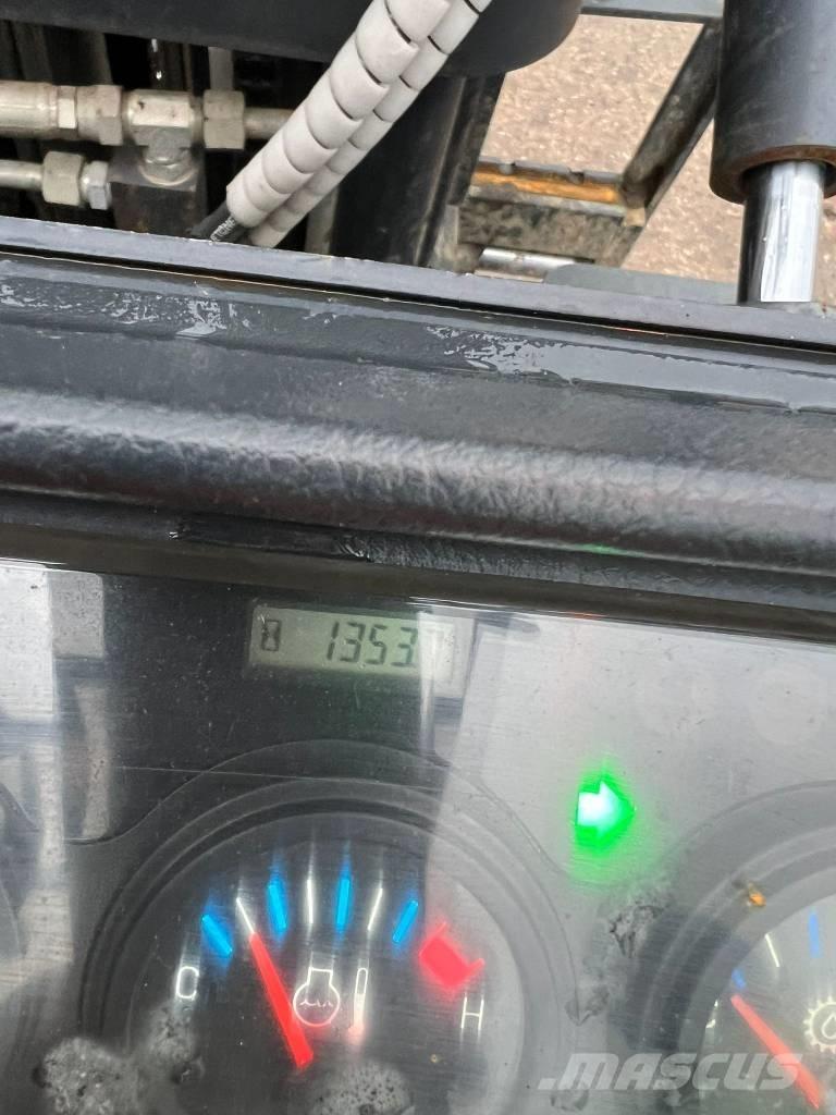 Doosan D 25 GP Diesel trucks