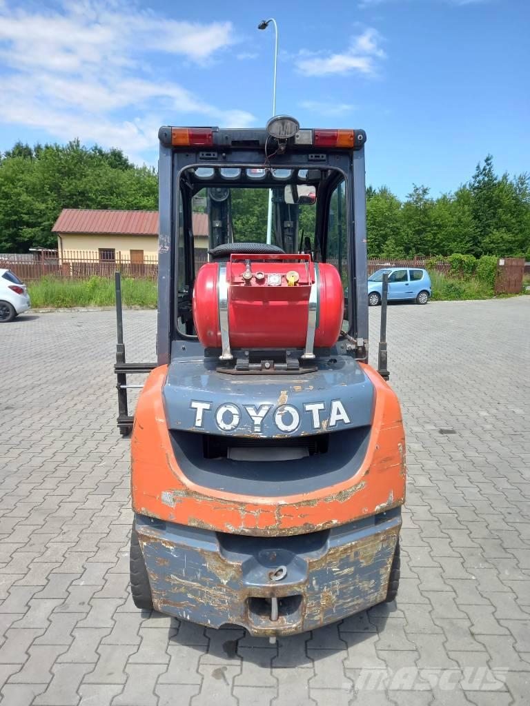 Toyota 8 FGF 30 LPG trucks