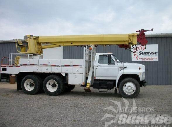 Altec D2050TR Truck mounted aerial platforms