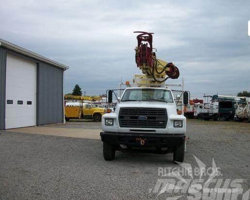 Altec D2050TR Truck mounted aerial platforms