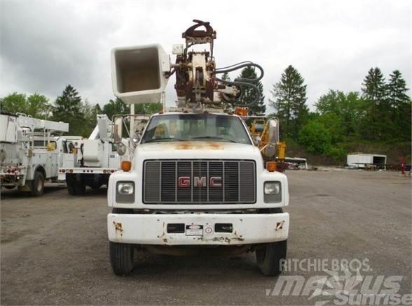 Altec D845B Truck mounted aerial platforms