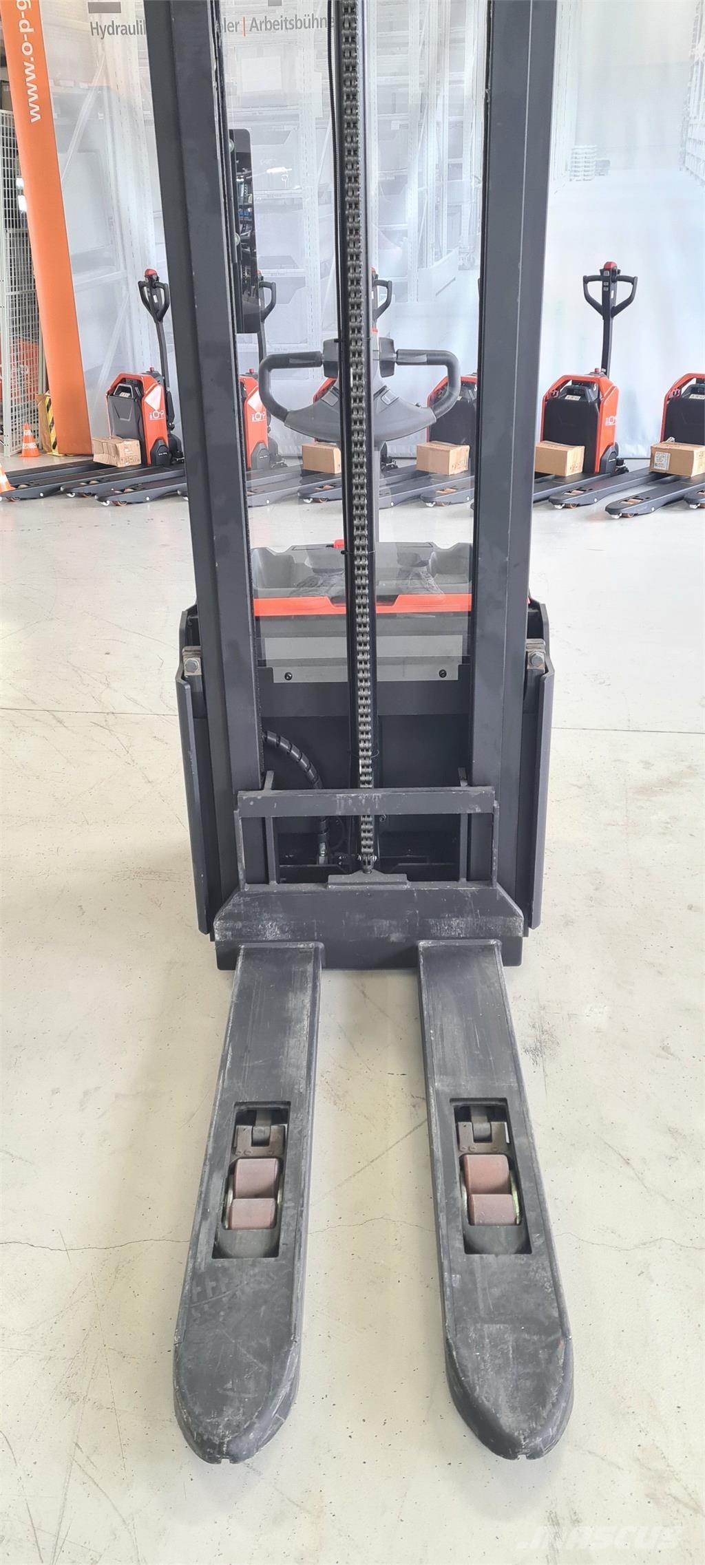 Toyota SWE120L Self propelled stackers