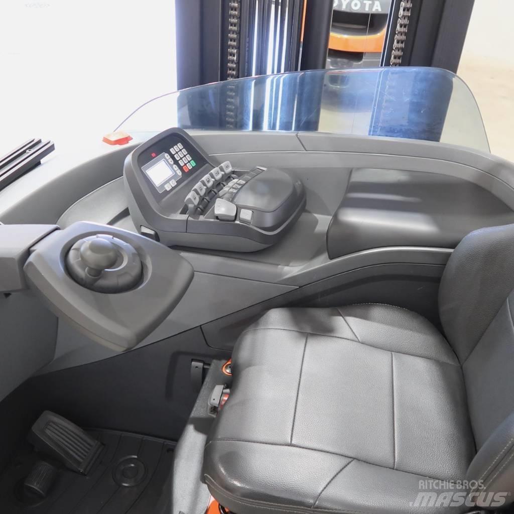 Toyota RRE200HC Reach truck