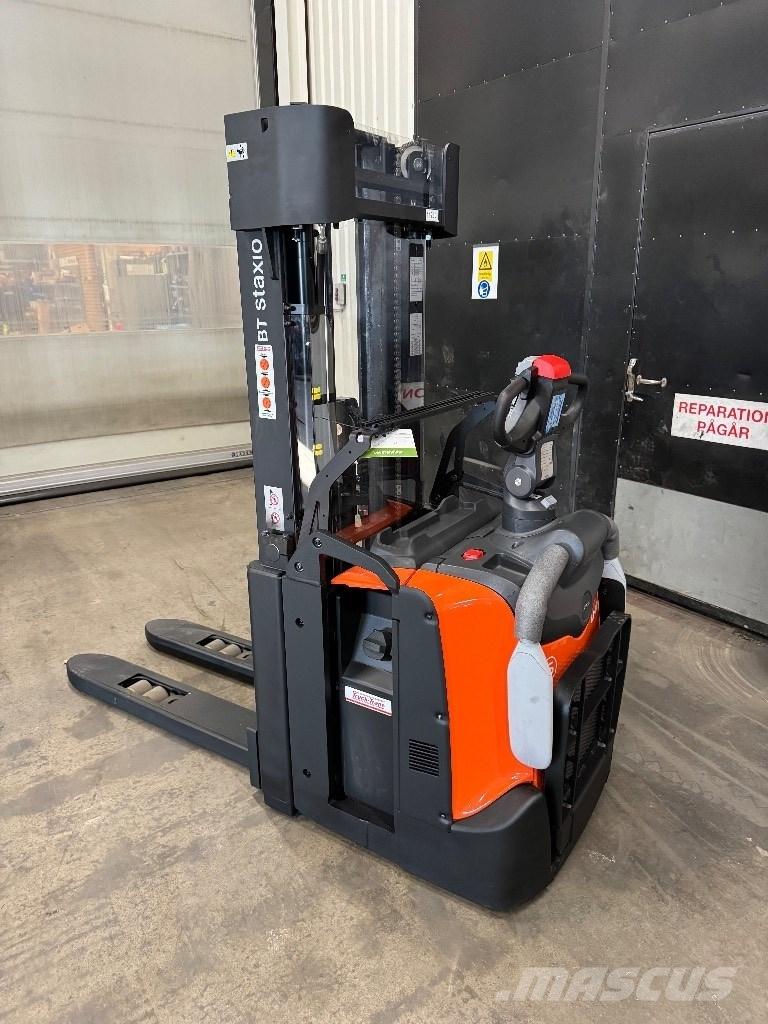 Toyota SPE140L Pedestrian stacker