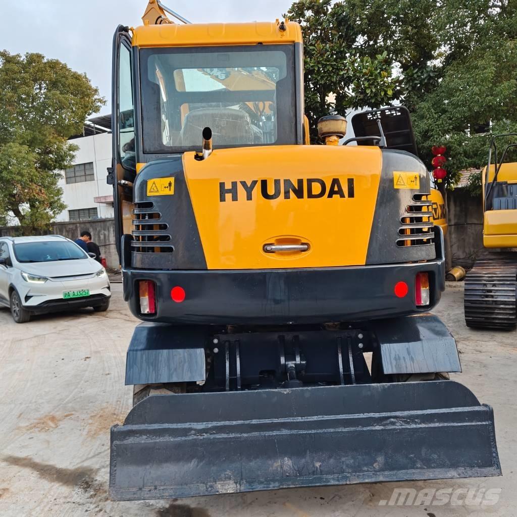Hyundai 60 W VS Wheeled excavators