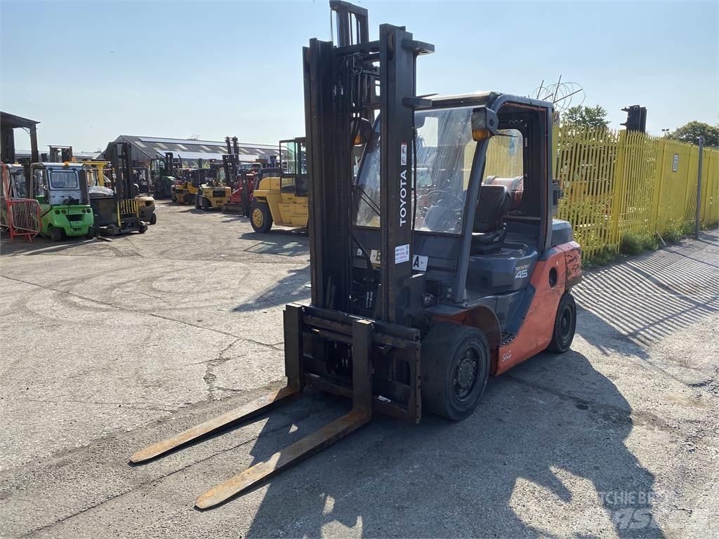 Toyota 8FG40N LPG trucks