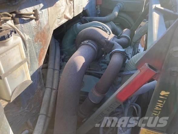 Oshkosh M1070 Truck Tractor Units