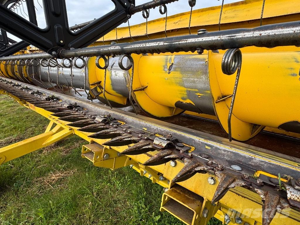 New Holland CX 8070 Combine harvesters