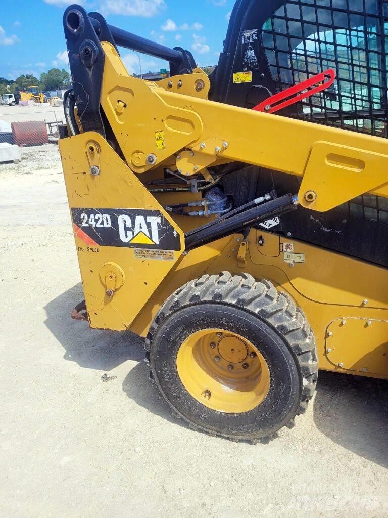 CAT 242 D Skid steer loaders