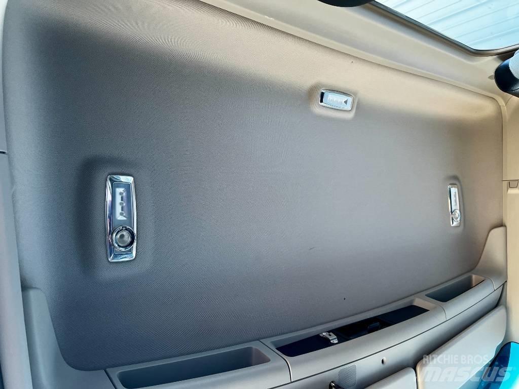 Kenworth T 880 Truck Tractor Units