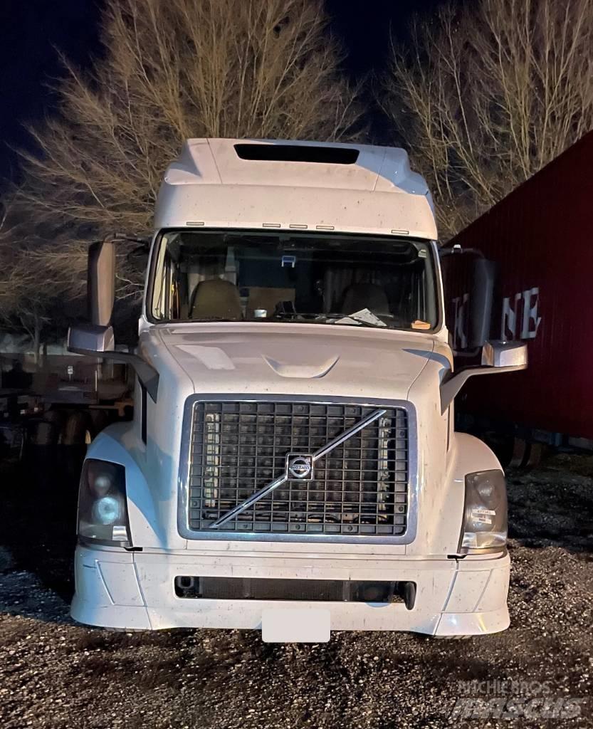 Volvo VNL 42 670 Truck Tractor Units