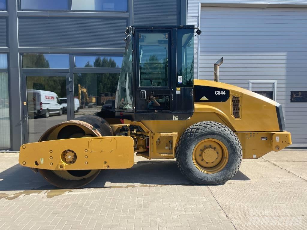 CAT CS44 Single drum rollers