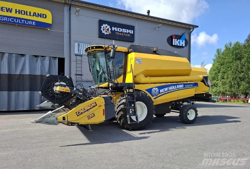 New Holland TC 5070 Combine harvesters