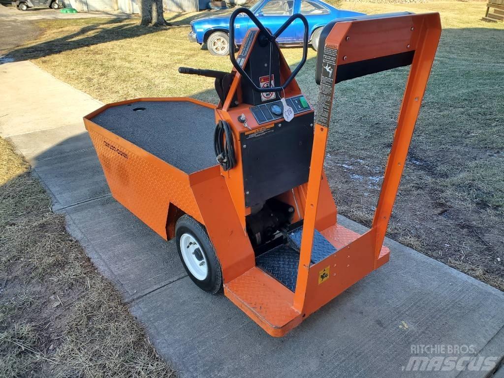 Taylor-Dunn SC100 Towing truck