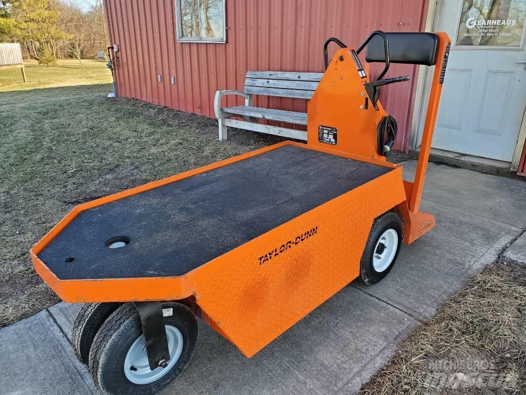 Taylor-Dunn SC100 Towing truck