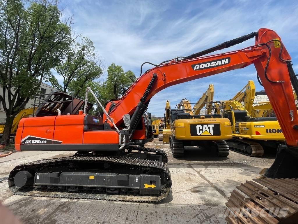 Doosan DX 225 Midi excavators  7t - 12t