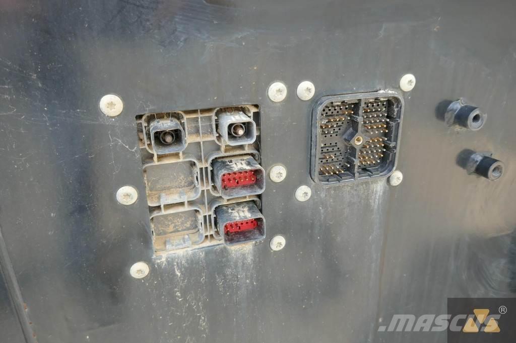 CAT 352F Cab Cabins and interior