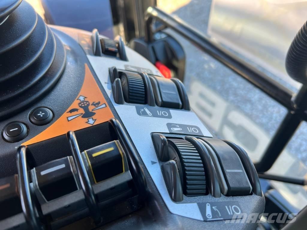 JCB Fastrac 4220 Tractors