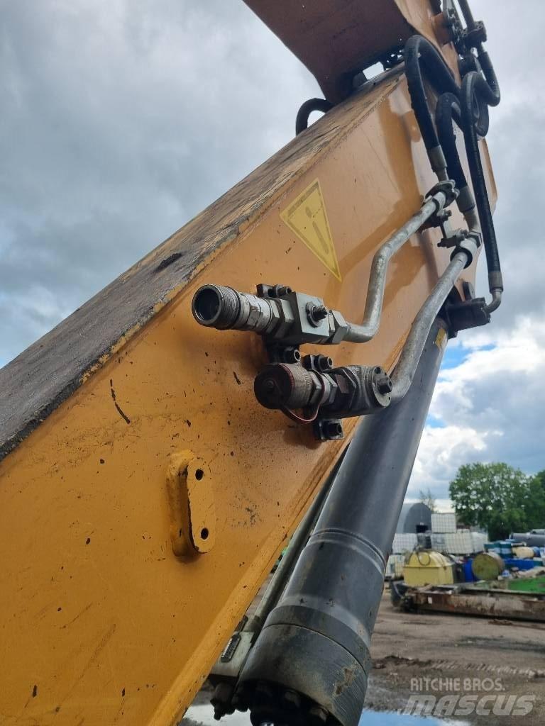 Liebherr R 922 Crawler excavators