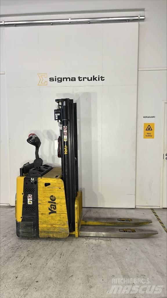 Yale MS 12 X Self propelled stackers