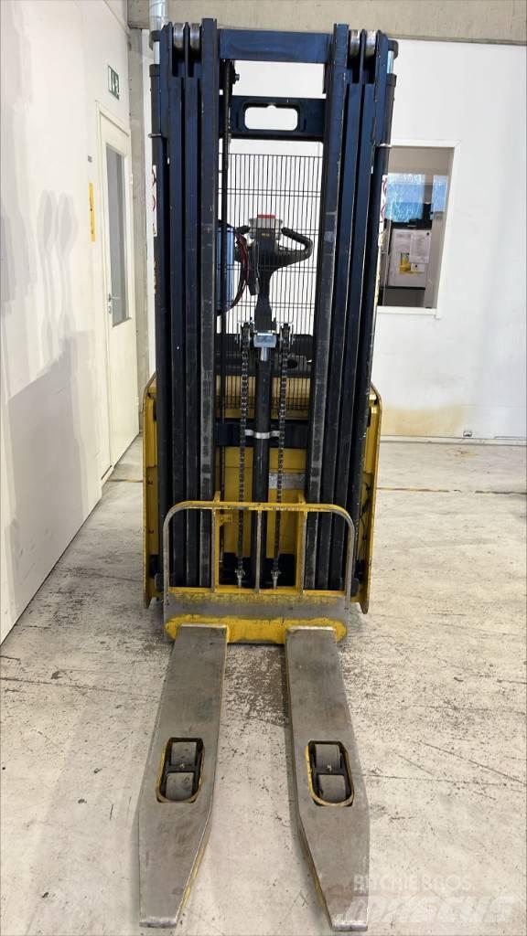 Yale MS 12 X Self propelled stackers